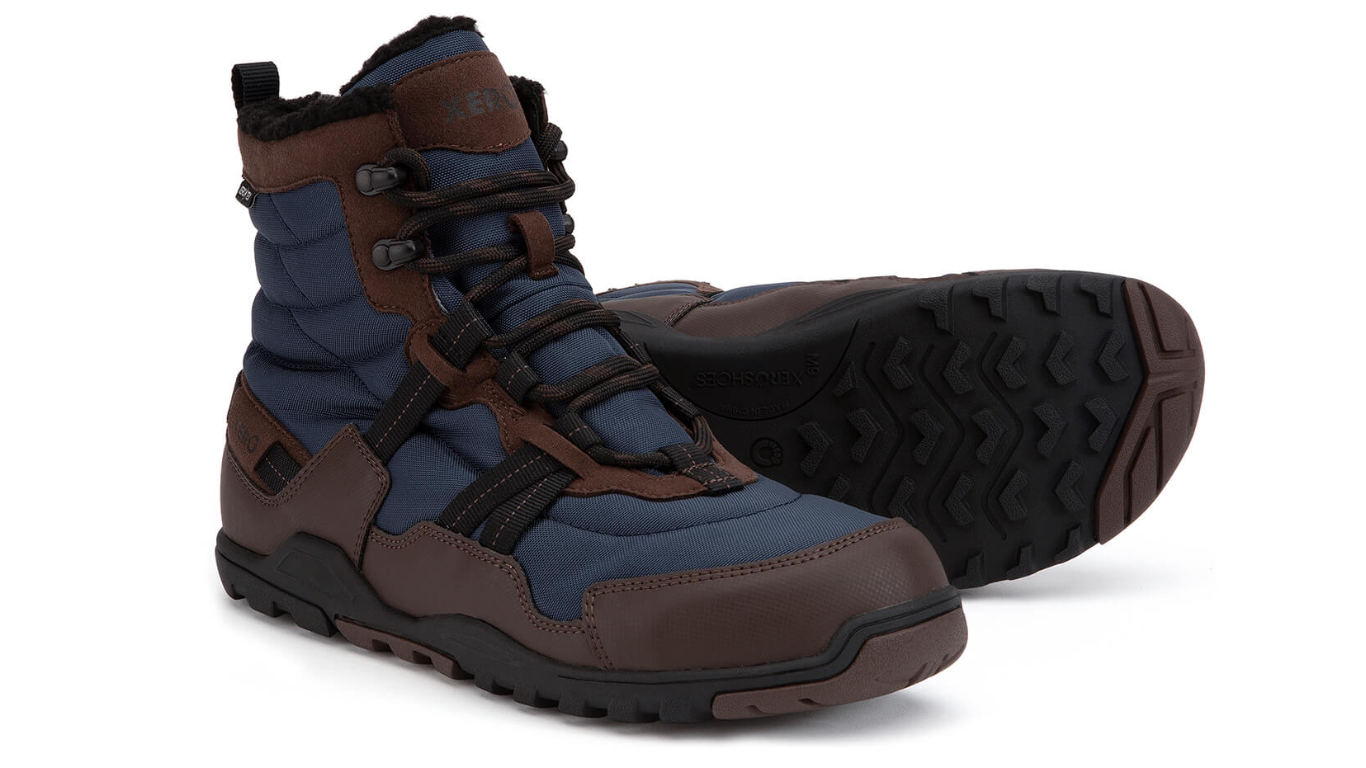 Barfußwinterstiefel, geschlossene Zehen und geschlossener Fersenbereich, Schnürung mit Ösen, profilierte Sohle, Paar, schräge Vorderansicht und Ansicht von unten