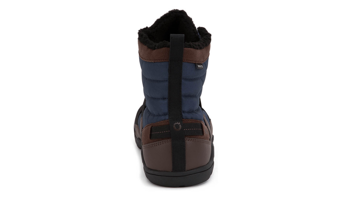 Barfußwinterstiefel, geschlossene Zehen und geschlossener Fersenbereich, Schnürung mit Ösen, profilierte Sohle, einzelner Schuh, Rückansicht