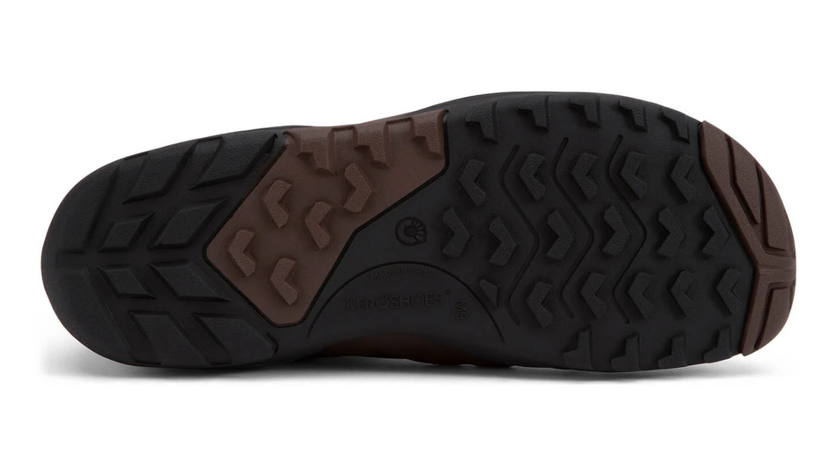 Barfußwinterstiefel, geschlossene Zehen und geschlossener Fersenbereich, Schnürung mit Ösen, profilierte Sohle, einzelner Schuh, Ansicht von unten
