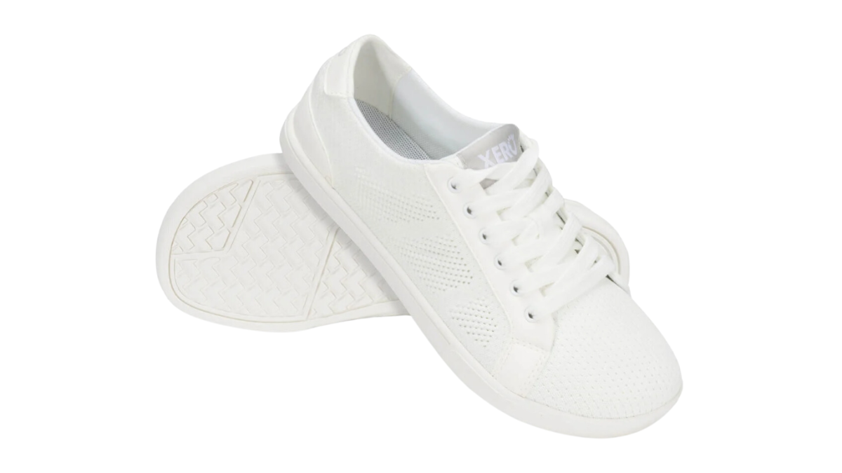 Barfußschuh mit Schnürung, breite Zehenbox, flexible Sohle, geschlossener Fersenbereich, schräge Vorderansicht und Ansicht von unten