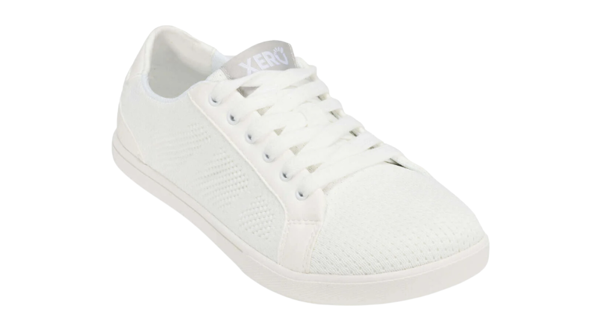 Barfußschuh mit Schnürung, breite Zehenbox, flexible Sohle, geschlossener Fersenbereich, schräge Vorderansicht