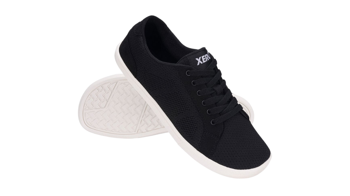 Barfußschuh mit Schnürung, breite Zehenbox, flexible Sohle, geschlossener Fersenbereich, schräge Vorderansicht und Ansicht von unten