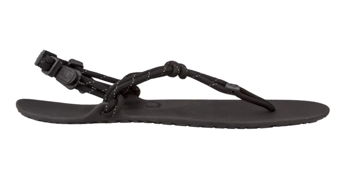Barfußsandale mit Zehensteg und Schnürung, offene Zehen, offener Fersenbereich, flexible Sohle, Seitenansicht außen, einzelner Schuh