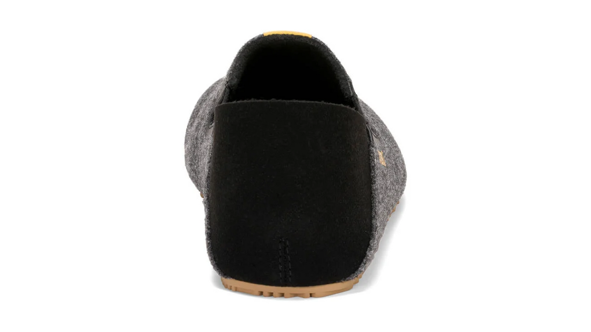 Barfußhausschuh, geschlossene Zehen und geschlossener Fersenbereich, elastischer Einstieg ohne Verschluss, flexible Sohle, einzelner Schuh, Rückansicht