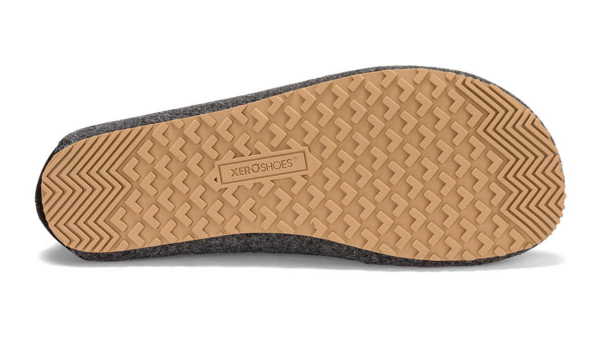 Barfußhausschuh, geschlossene Zehen und geschlossener Fersenbereich, elastischer Einstieg ohne Verschluss, flexible Sohle, einzelner Schuh, Ansicht von unten