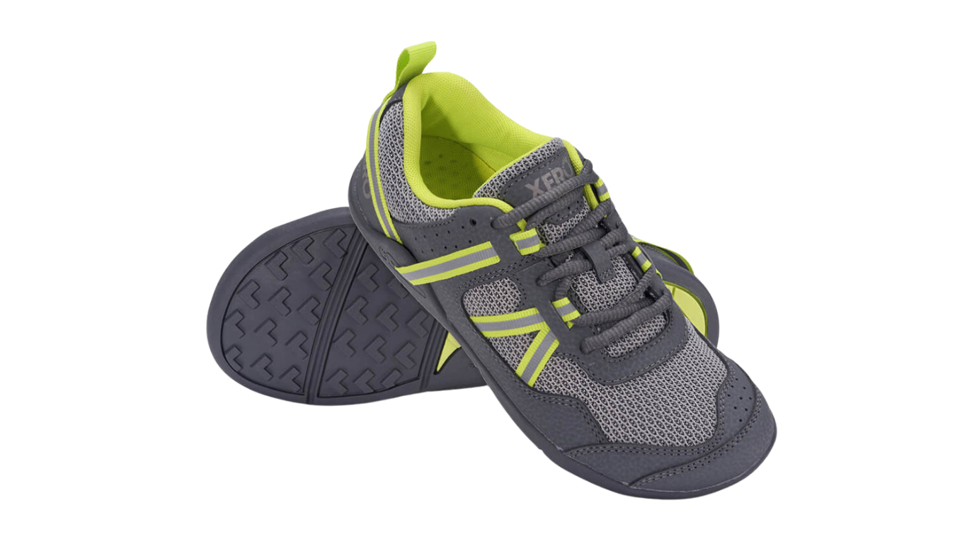 Barfußturnschuh für Kinder als Paar profilierte flexible Sohle, geschlossene Zehen, geschlossener Fersenbereich, schräge Vorderansicht und Ansicht von unten.