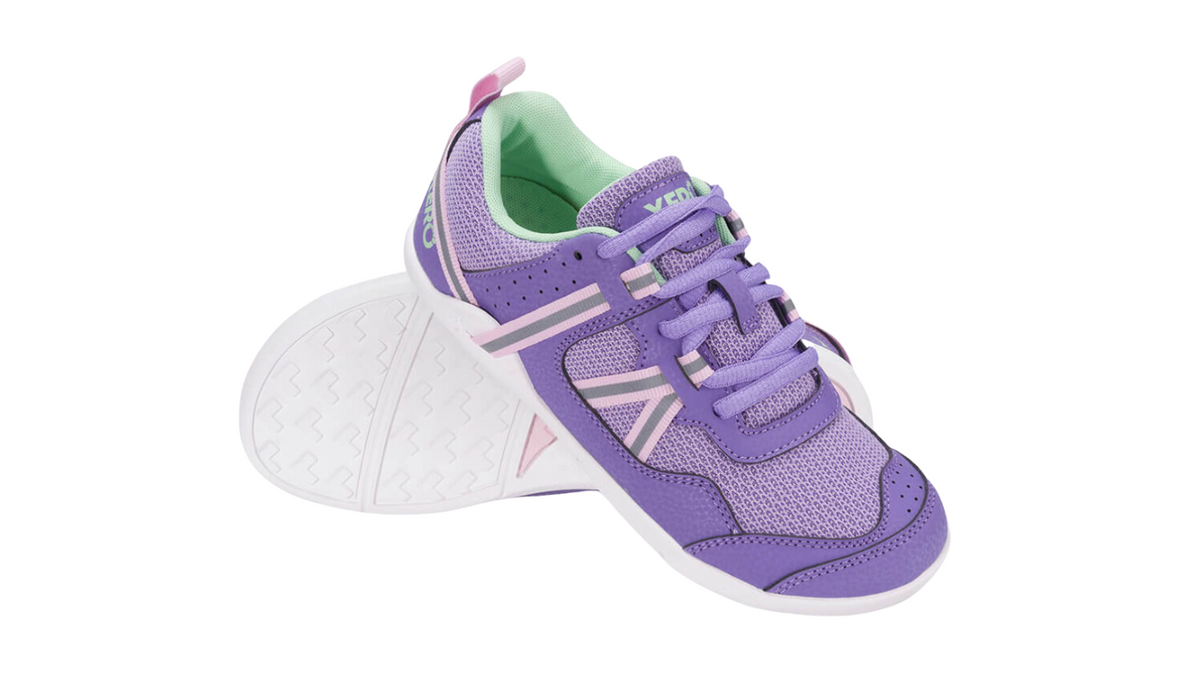 Barfußturnschuh für Kinder als Paar profilierte flexible Sohle, geschlossene Zehen, geschlossener Fersenbereich, schräge Vorderansicht und Ansicht von unten.
