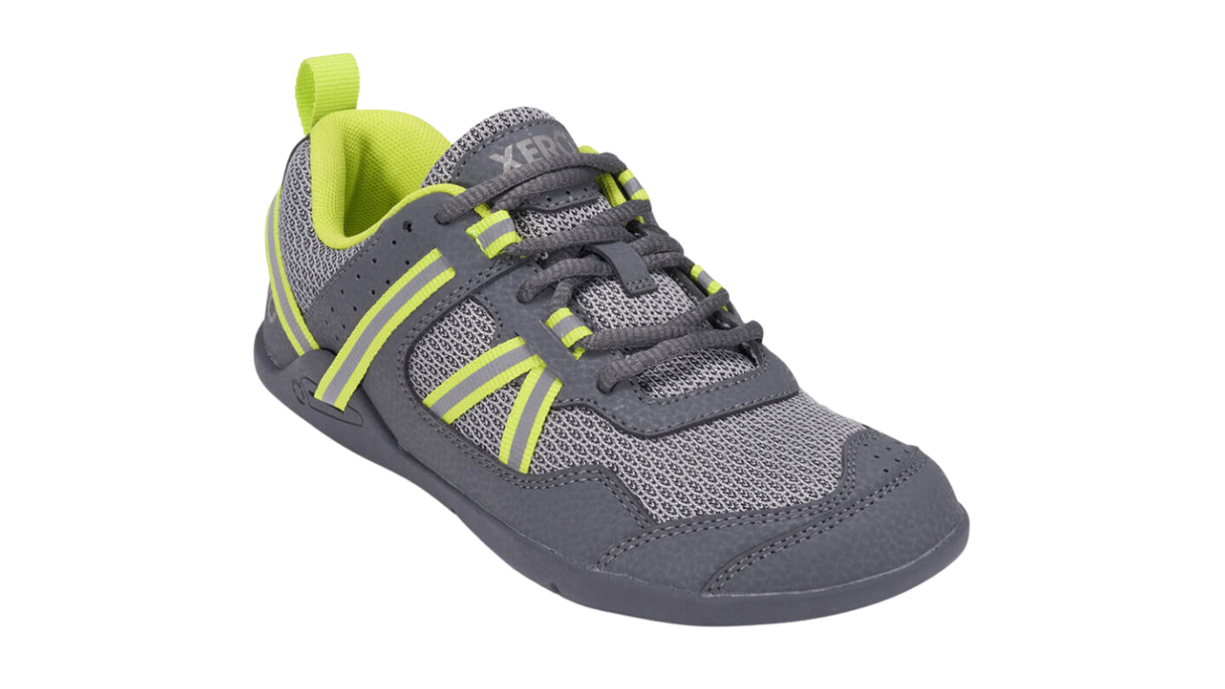 Barfußturnschuh für Kinder als einzelner Schuh, geschlossene Zehen, geschlossener Fersenbereich, schräge Vorderansicht.
