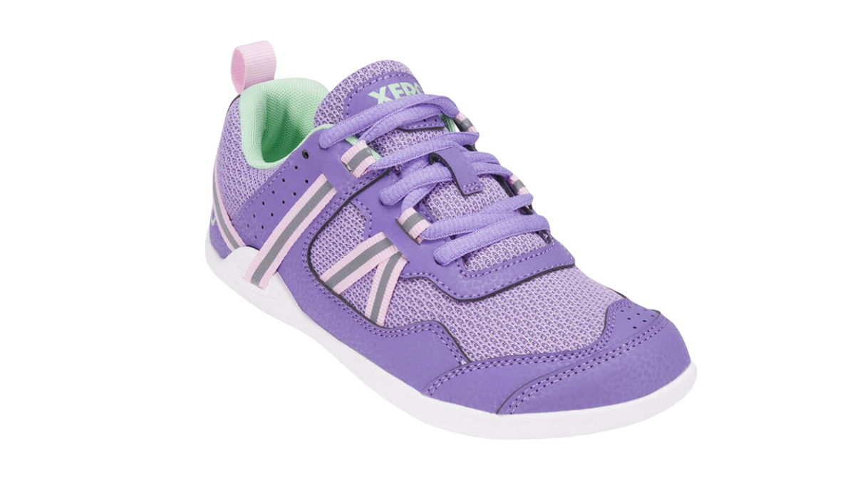 Barfußturnschuh für Kinder als einzelner Schuh, profilierte flexible Sohle, geschlossene Zehen, geschlossener Fersenbereich, schräge Vorderansicht.