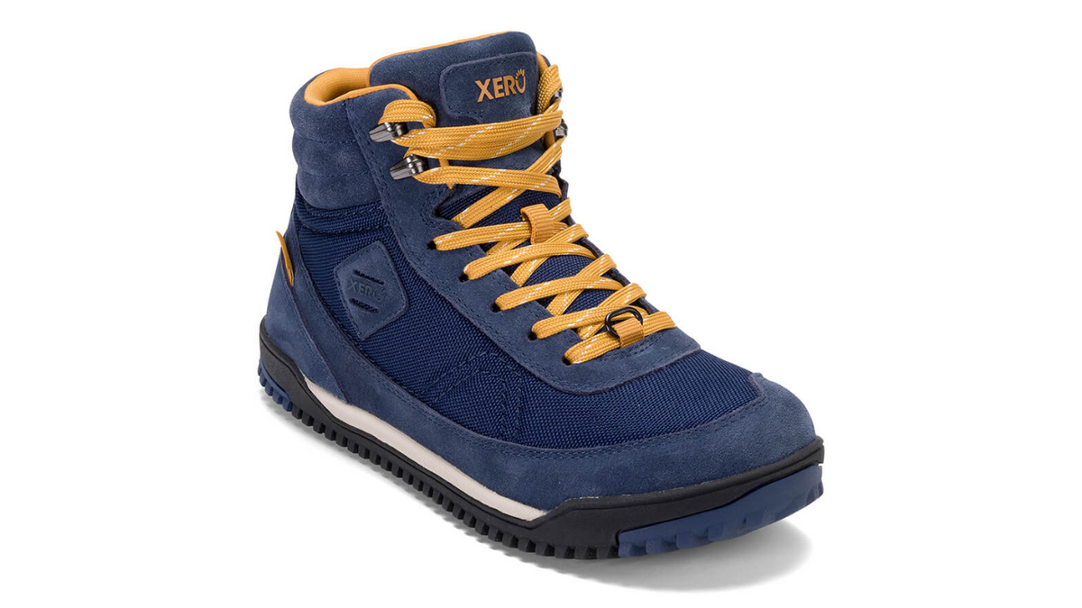 Barfußwanderstiefel, geschlossene Zehen und geschlossener Fersenbereich, Schnürung mit Ösen, profilierte Sohle, schräge Vorderansicht, einzelner Schuh