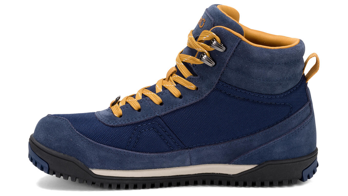 Barfußwanderstiefel, geschlossene Zehen und geschlossener Fersenbereich, Schnürung mit Ösen, profilierte Sohle, Einzelschuh, Seitenansicht innen
