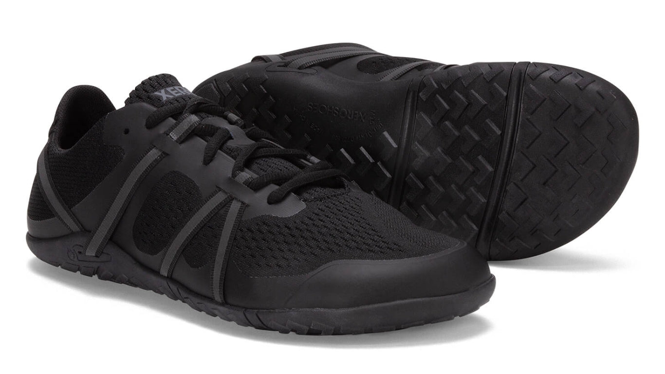 Barfußsportschuh für Erwachsene als Paar, flexible profilierte Sohle, geschlossene Zehen, geschlossener Fersenbereich, schräge Vorderansicht.