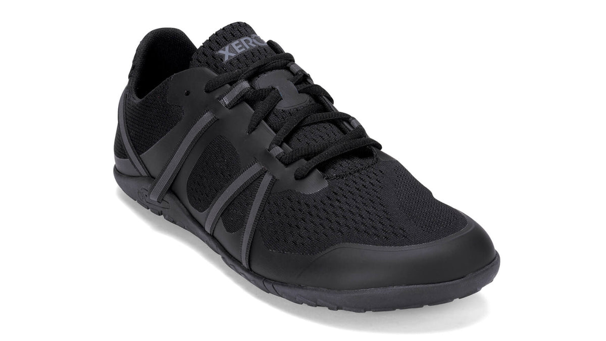 Barfußsportschuh für Erwachsene als einzelner Schuh, flexible profilierte Sohle, geschlossene Zehen, geschlossener Fersenbereich, schräge Vorderansicht.