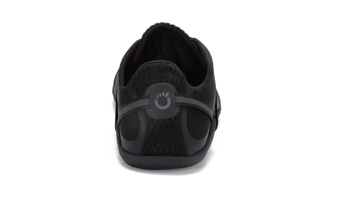 Barfußsportschuh für Erwachsene als einzelner Schuh, geschlossener Fersenbereich, Rückansicht.