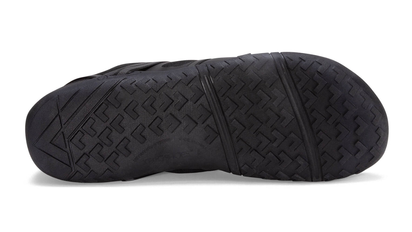 Barfußsportschuh für Erwachsene als einzelner Schuh, flexible profilierte Sohle, geschlossene Zehen, geschlossener Fersenbereich, Ansicht von unten.