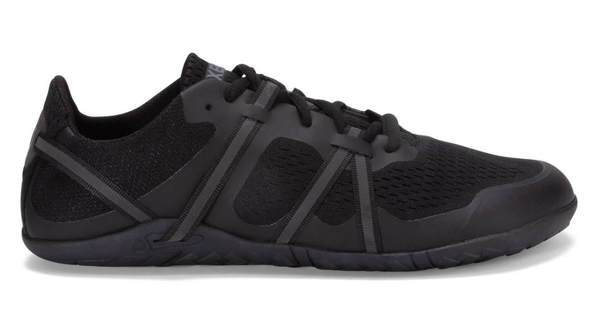 Barfußsportschuh für Erwachsene als einzelner Schuh, breite Zehenbox, geschlossene Zehen, geschlossener Fersenbereich, Schnürung, Seitenansicht außen.