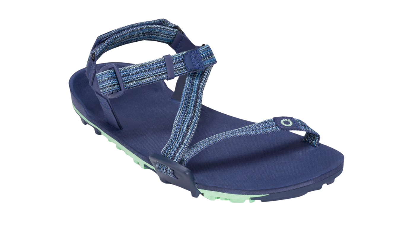 Barfußsandale, offene Zehen und offener Fersenbereich, Riemenkonstruktion mit verstellbaren Riemen, profilierte Sohle, Einzelschuh, schräge Vorderansicht