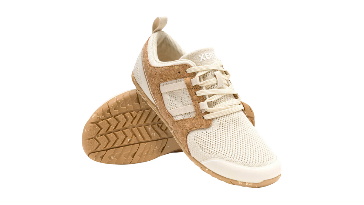 Barfußlaufschuh für Erwachsene als Paar, breite Zehenbox, geschlossene Zehen, geschlossener Fersenbereich, Schnürung, schräge Vorderansicht und Ansicht von unten.