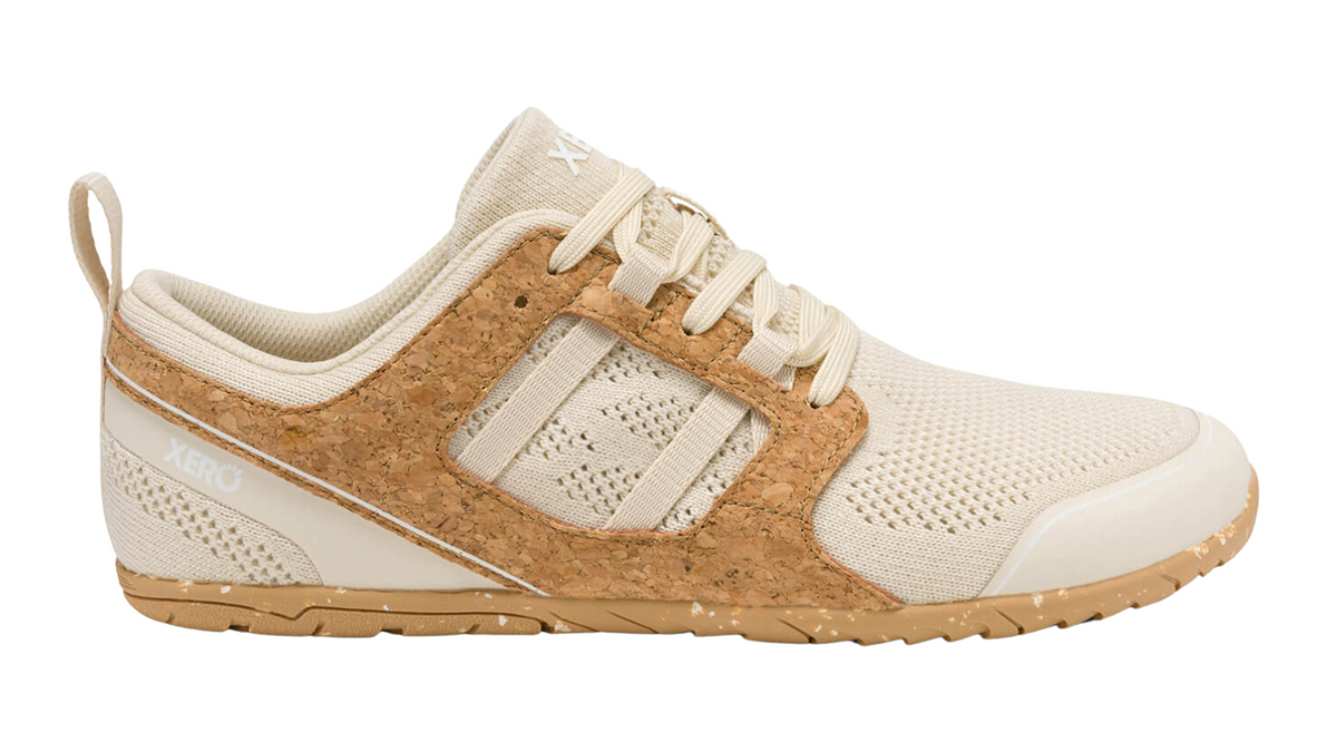 Barfußlaufschuh für Erwachsene als einzelner Schuh, breite Zehenbox, geschlossene Zehen, geschlossener Fersenbereich, Schnürung, Seitenansicht außen.