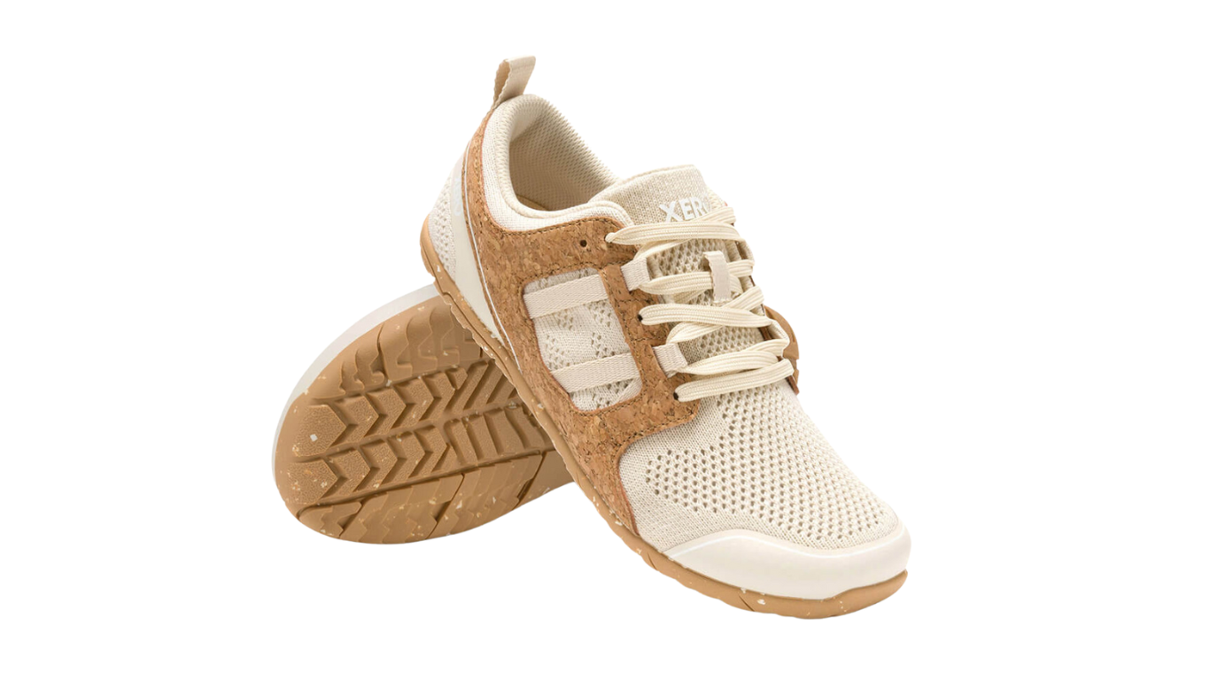 Barfußlaufschuh für Erwachsene als Paar, breite Zehenbox, geschlossene Zehen, geschlossener Fersenbereich, Schnürung, schräge Vorderansicht und Ansicht von unten.