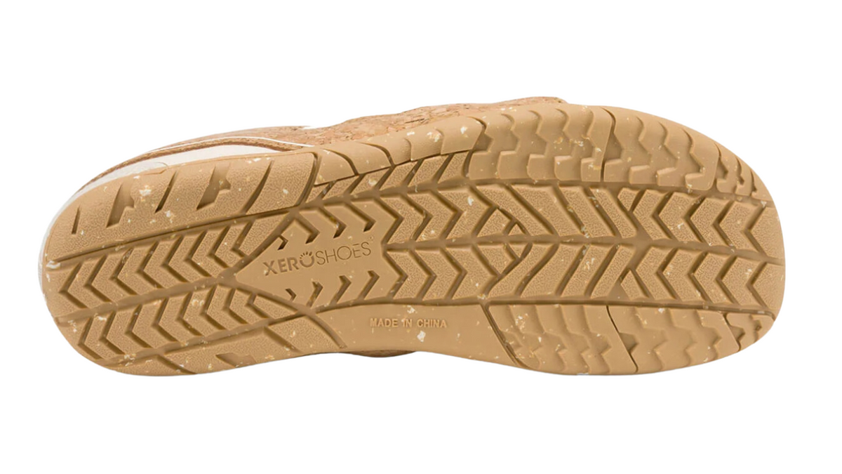 Barfußlaufschuh für Erwachsene als einzelner Schuh, profilierte flexible Sohle, geschlossene Zehen, Ansicht von unten.