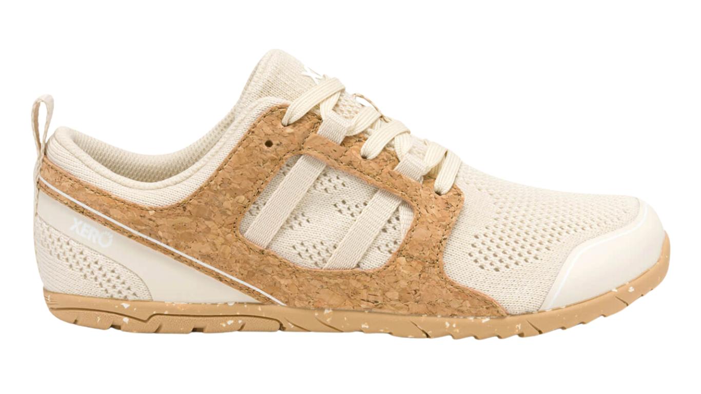 Barfußlaufschuh für Erwachsene als einzelner Schuh, breite Zehenbox, geschlossene Zehen, geschlossener Fersenbereich, Schnürung, Seitenansicht außen.