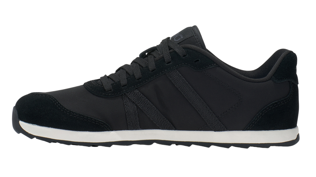 Barfußschuh, geschlossene Zehen und geschlossener Fersenbereich, Schnürung, profilierte Sohle, Einzelschuh, Seitenansicht innen