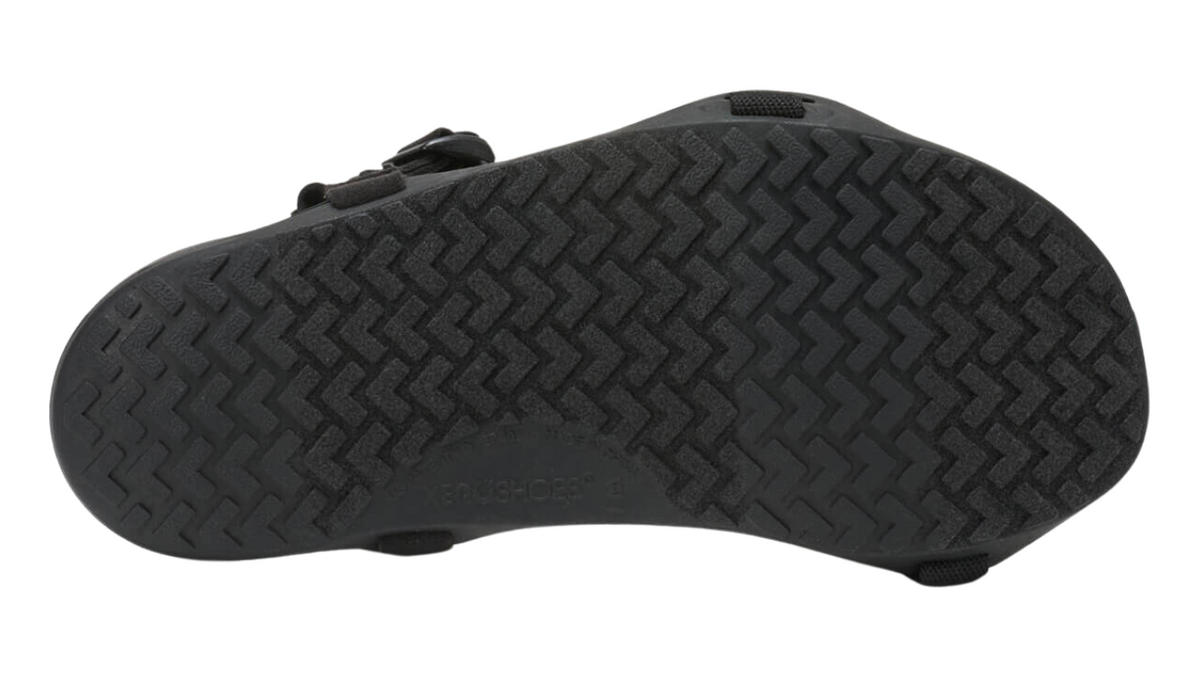 Barfußsandale, offene Zehen und offener Fersenbereich, Riemenkonstruktion mit verstellbaren Riemen, flexible Sohle, Einzelschuh, Ansicht von unten