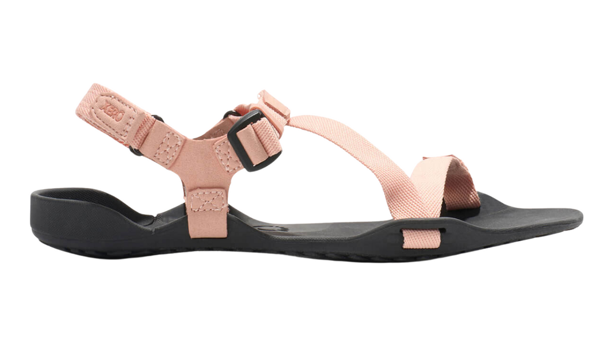 Barfußsandale, offene Zehen und offener Fersenbereich, Riemenkonstruktion mit verstellbaren Riemen, flexible Sohle, Einzelschuh, Seitenansicht außen