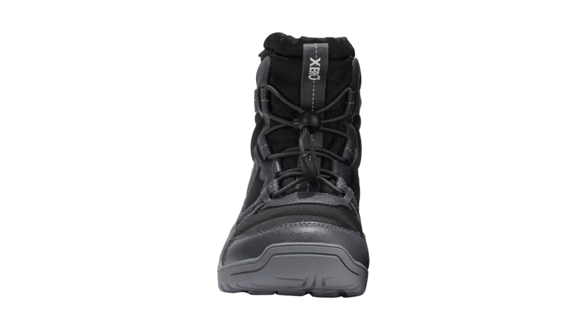 Barfußwinterstiefel als Einzelschuh, geschlossene Zehen und geschlossener Fersenbereich, Schnürung mit Kordelzug, profilierte Sohle, Vorderansicht