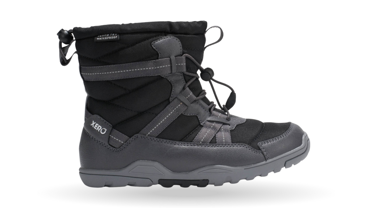 Barfußwinterstiefel als Einzelschuh, geschlossene Zehen und geschlossener Fersenbereich, Schnürung mit Kordelzug, profilierte Sohle, Seitenansicht außen
