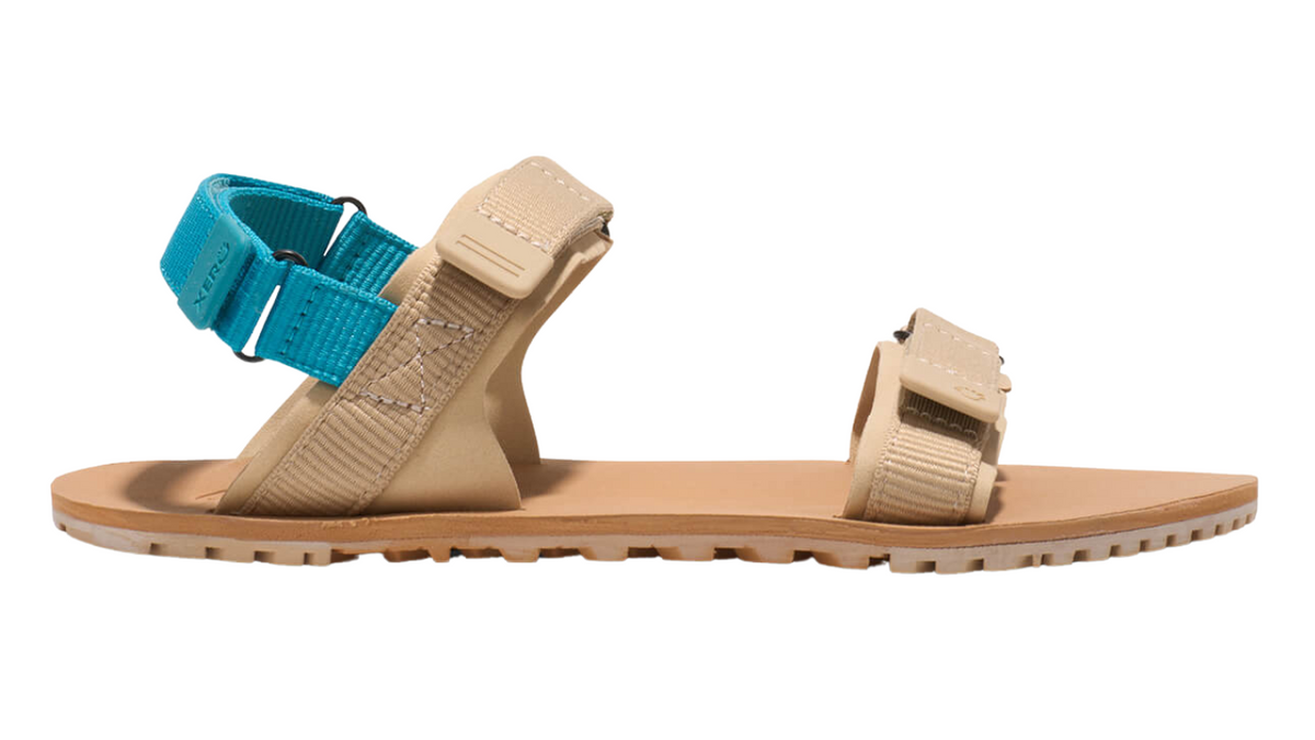 Barfußsandale für Erwachsene als einzelner Schuh, offene Zehen, offener Fersenbereich, Riemenkonstruktion mit Klettverschluss, Seitenansicht außen.
