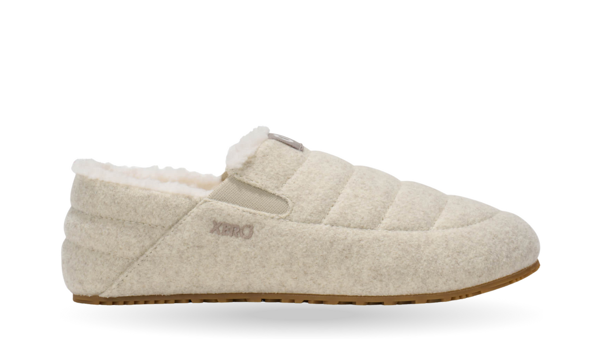 Barfußhausschuh ohne Verschluss, breite Zehenbox, flexible Sohle, geschlossener Fersenbereich, Seitenansicht außen, einzelner Schuh