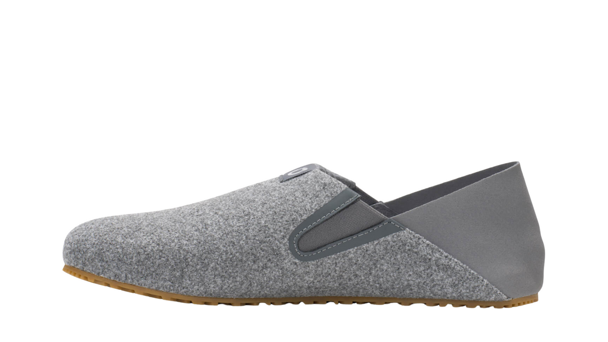 Barfußhausschuh, geschlossene Zehen und geschlossener Fersenbereich, elastischer Einstieg ohne Verschluss, flexible Sohle, einzelner Schuh, Seitenansicht innen