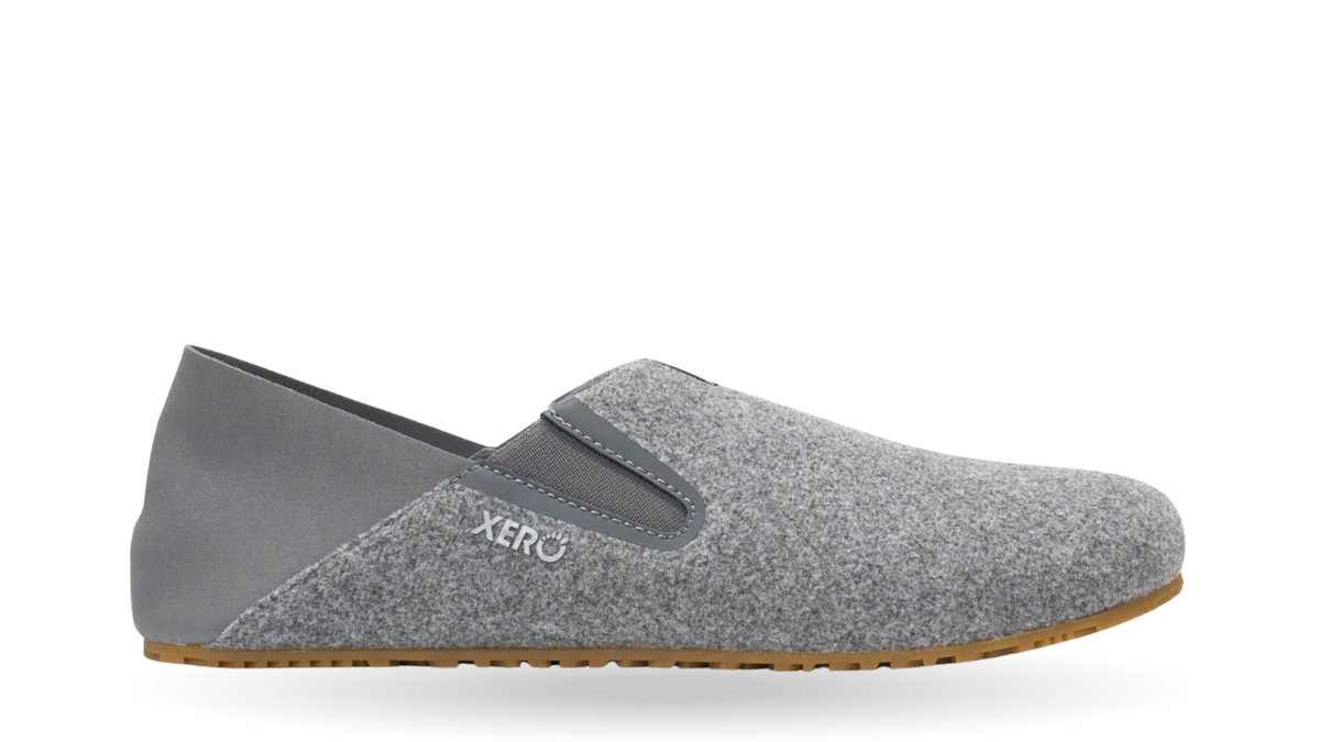 Barfußhausschuh, geschlossene Zehen und geschlossener Fersenbereich, elastischer Einstieg ohne Verschluss, flexible Sohle, einzelner Schuh, Seitenansicht außen