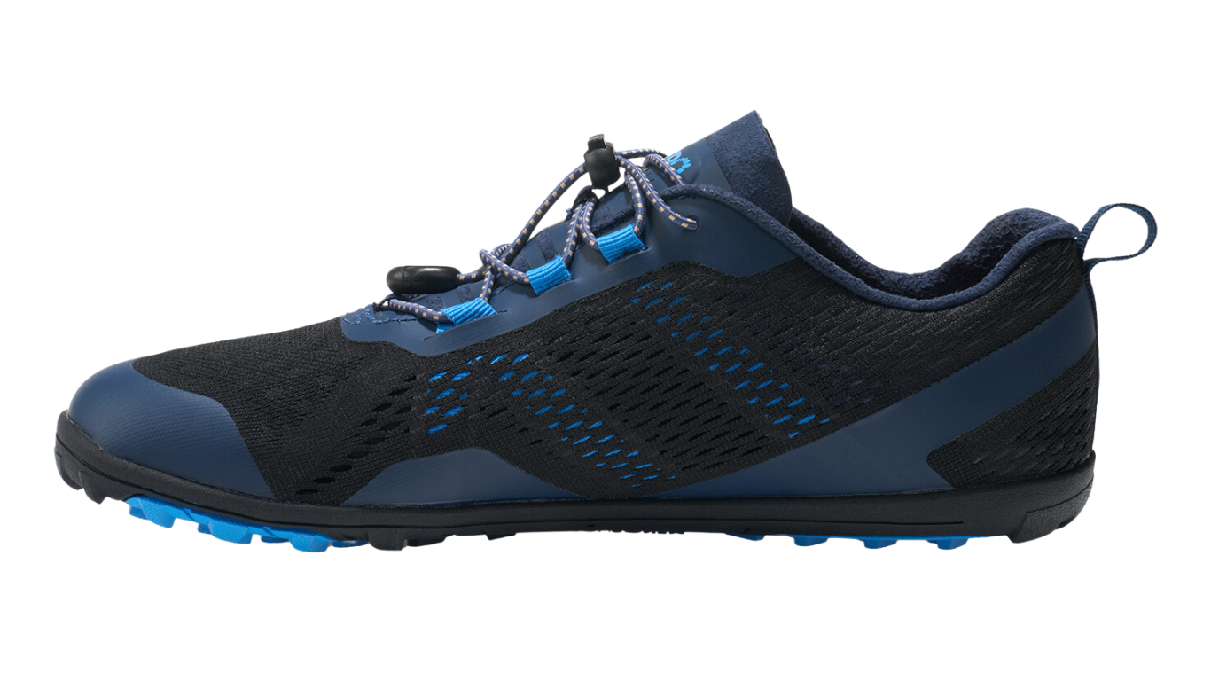 Barfußschuh mit Schnellschnürung, breite Zehenbox, flexible Sohle, geschlossener Fersenbereich, Seitenansicht innen, einzelner Schuh