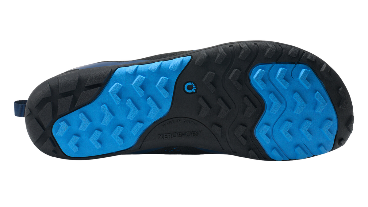 Barfußschuh mit flexibler Profilsohle, breite Sohlenform im Vorfußbereich, Ansicht von unten, einzelner Schuh