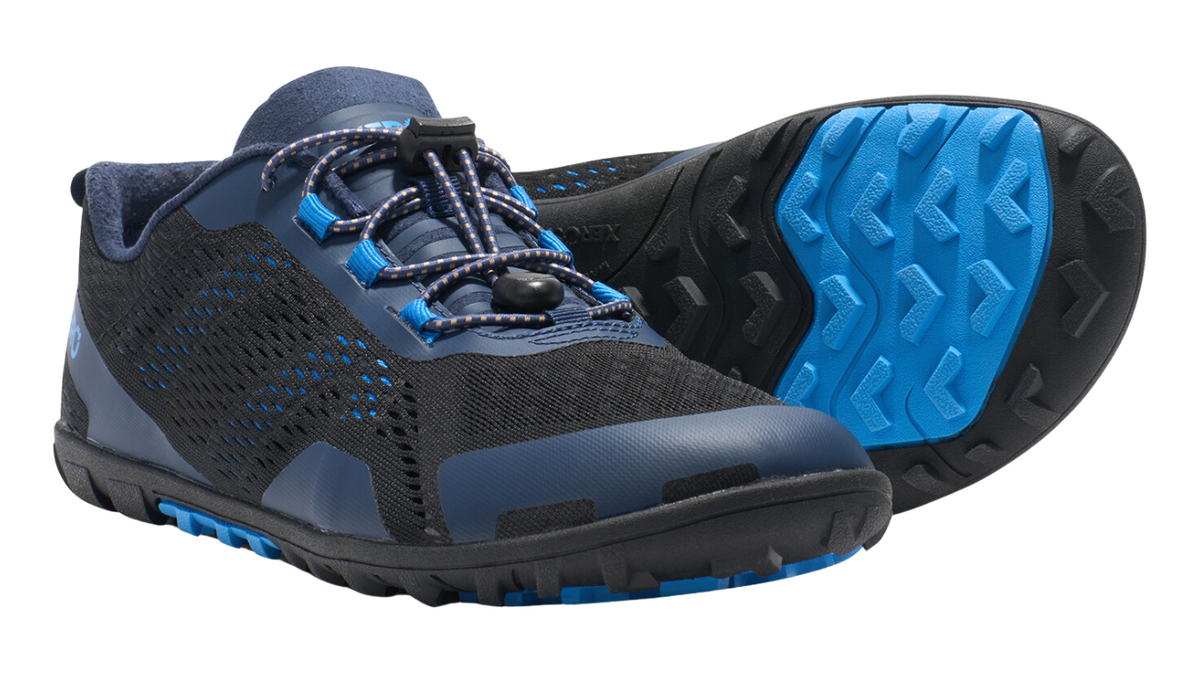 Barfußschuh mit Schnellschnürung, breite Zehenbox, flexible Sohle, geschlossener Fersenbereich, schräge Vorderansicht und Ansicht von unten als Paar