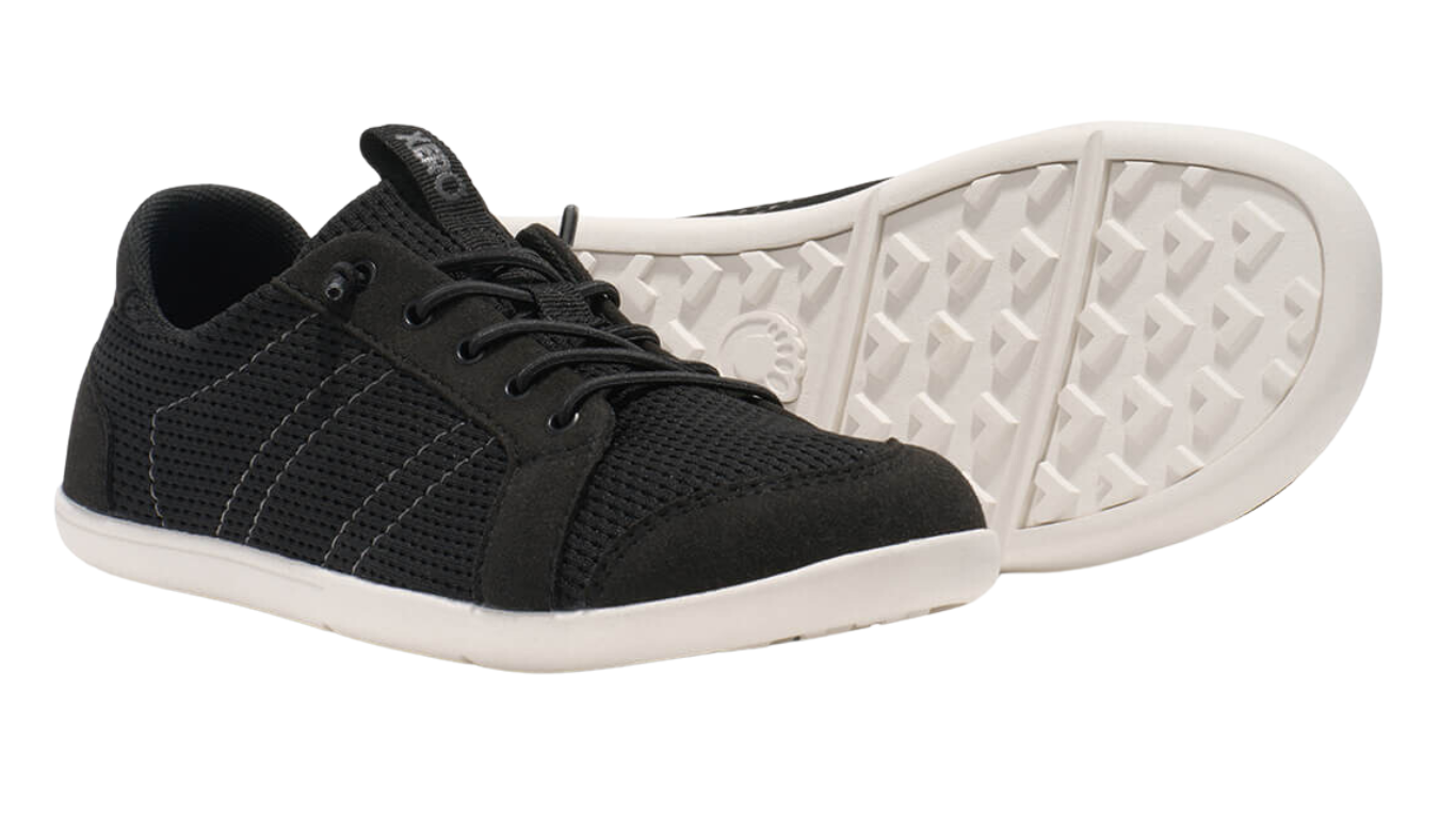 Barfußschuh mit Schnürung, breite Zehenbox, flexible Sohle, geschlossener Fersenbereich, schräge Vorderansicht und Ansicht von unten