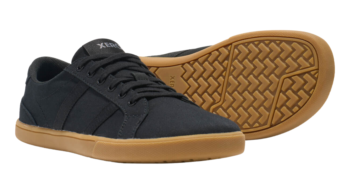 Barfußschuh mit Schnürung, breite Zehenbox, flexible Sohle, geschlossener Fersenbereich, schräge Vorderansicht und Ansicht von unten