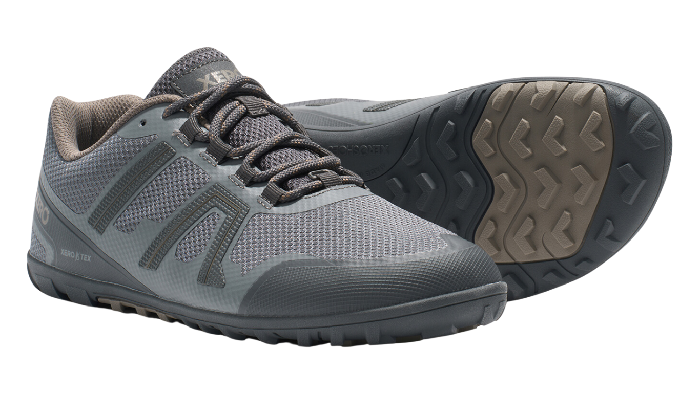 Barfußschuh mit Schnürung, breite Zehenbox, flexible Sohle, geschlossener Fersenbereich, schräge Vorderansicht und Ansicht von unten