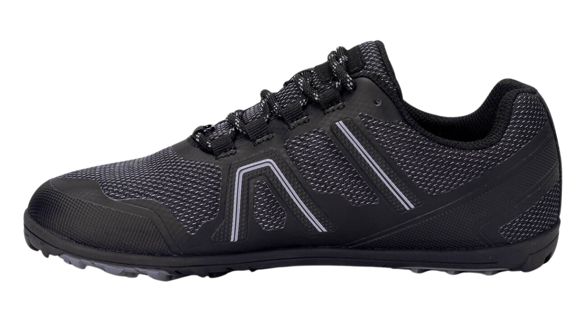 Barfußschuh mit Schnürung, breite Zehenbox, flexible Sohle, geschlossener Fersenbereich, Seitenansicht innen, einzelner Schuh