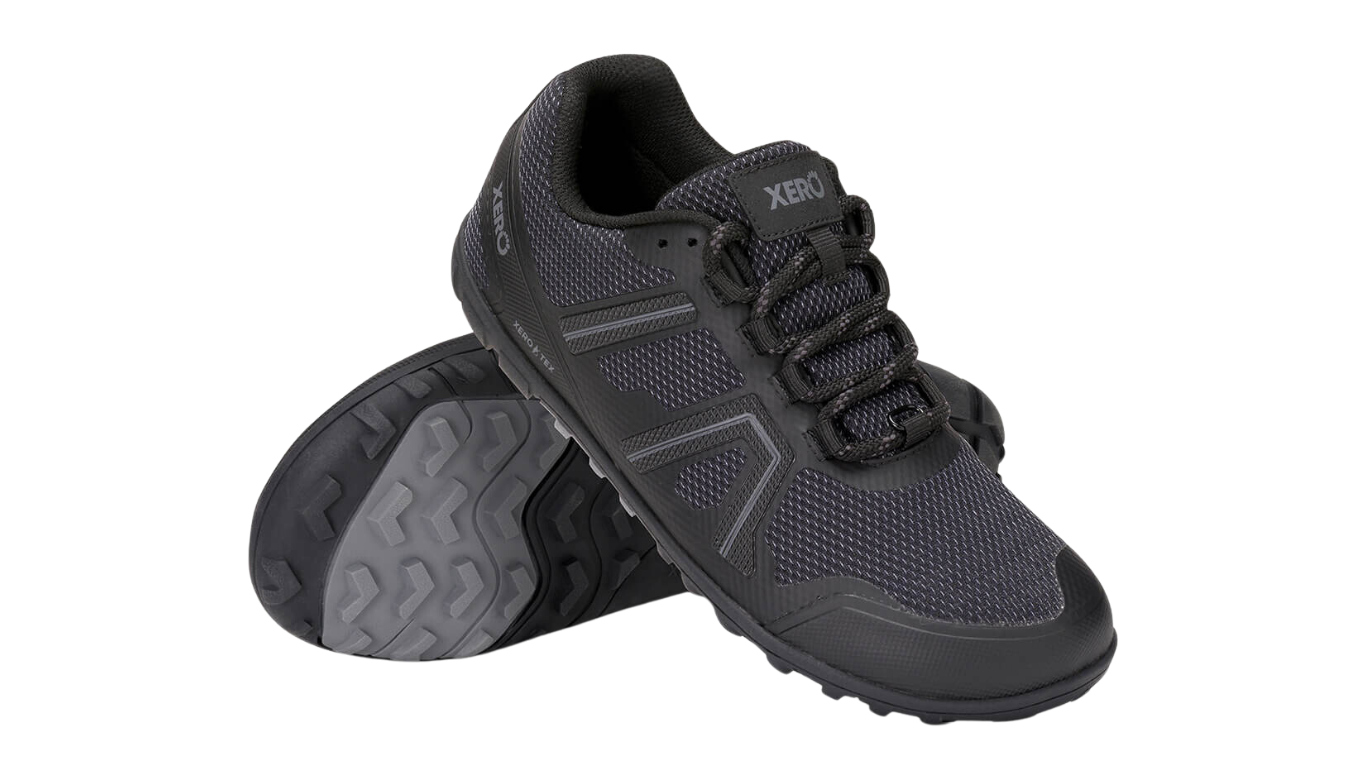Barfußschuh mit Schnürung, breite Zehenbox, flexible Sohle, geschlossener Fersenbereich, schräge Vorderansicht und Ansicht von unten