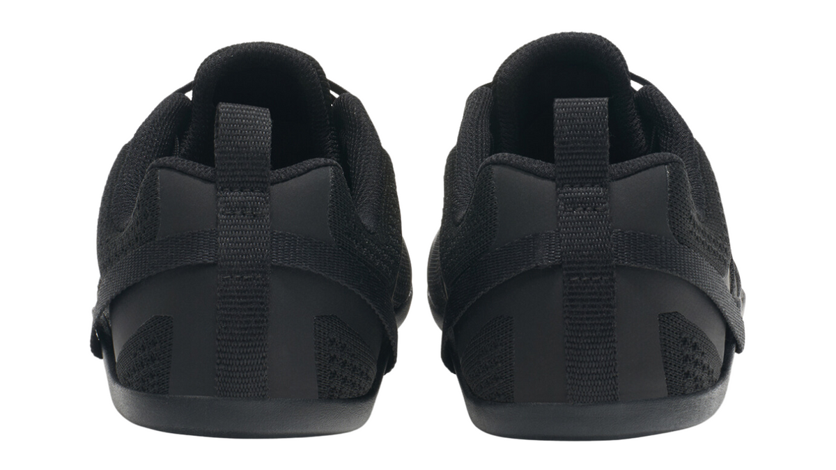 Barfußschuh mit Schnürung, breite Zehenbox, flexible Sohle, geschlossener Fersenbereich, Rückansicht als Paar