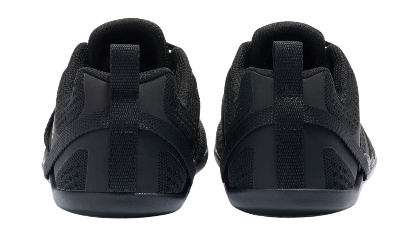 Barfußschuh mit Schnürung, breite Zehenbox, flexible Sohle, geschlossener Fersenbereich, Rückansicht als Paar