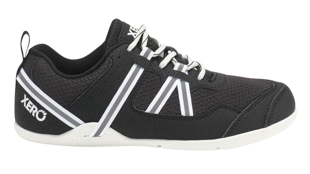 Barfußsportschuh für Erwachsene als einzelner Schuh, breite Zehenbox, geschlossene Zehen, geschlossener Fersenbereich, Schnürung, Seitenansicht außen.