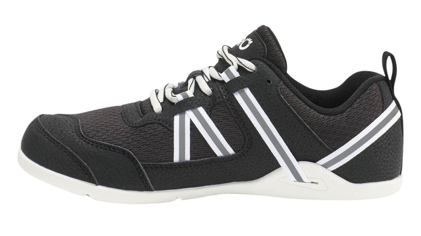 Barfußsportschuh für Erwachsene als einzelner Schuh, breite Zehenbox, geschlossene Zehen, geschlossener Fersenbereich, Schnürung, Seitenansicht .