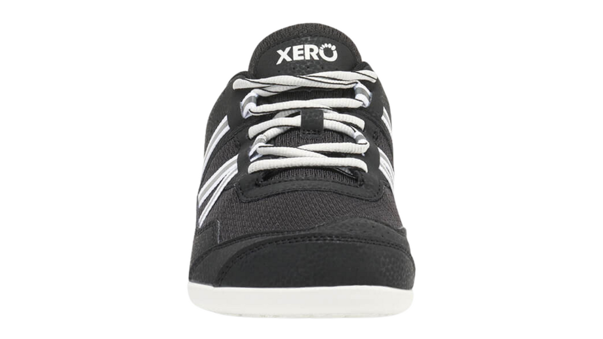 Barfußsportschuh für Erwachsene als einzelner Schuh, geschlossene Zehen, Schnürung, Vorderansicht.