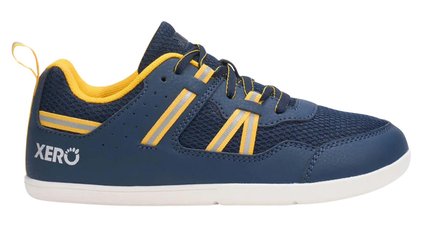 Barfußturnschuh für Kinder als einzelner Schuh, breite Zehenbox, geschlossene Zehen, geschlossener Fersenbereich, Schnürung, Seitenansicht außen.