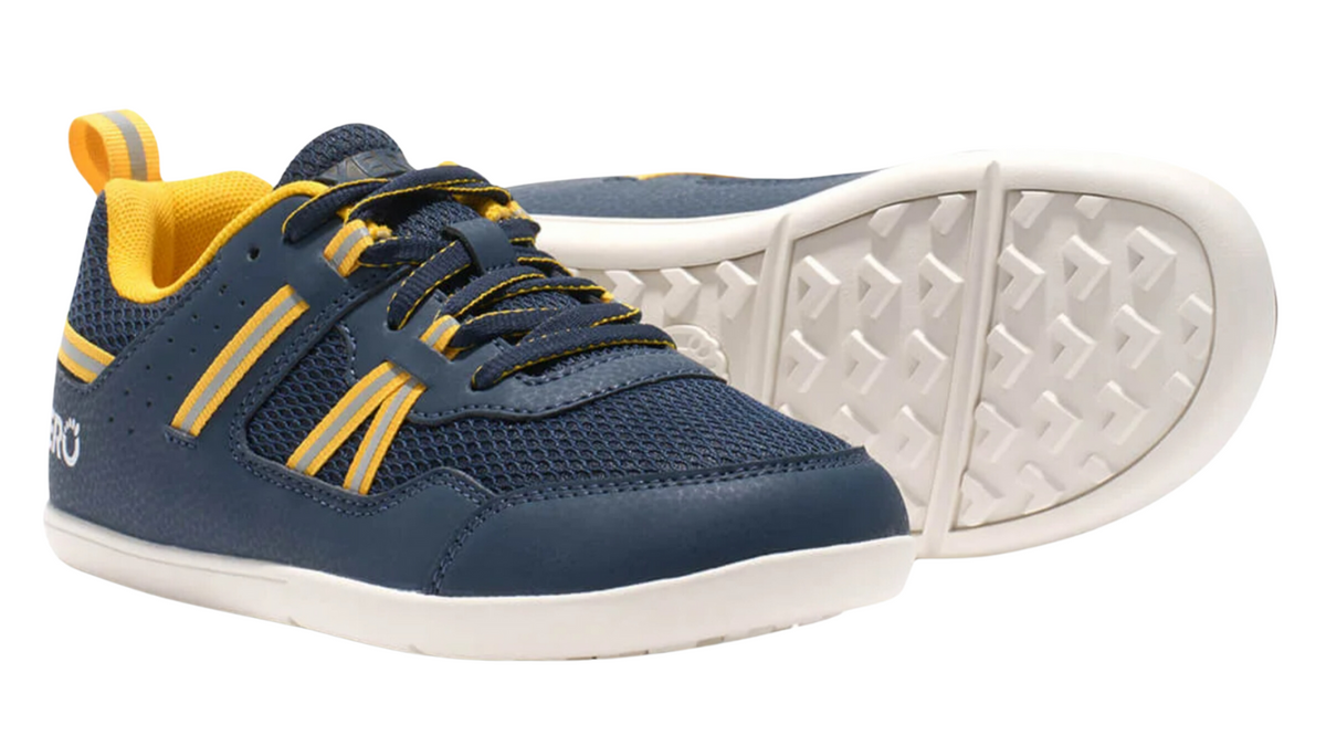 Barfußturnschuh für Kinder als einzelner Schuh, profilierte flexible Sohle, geschlossene Zehen, geschlossener Fersenbereich, schräge Vorderansicht und Ansicht von unten.